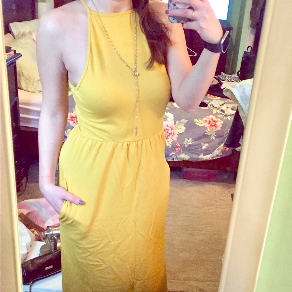 Yellow high-neck maxi dress with pockets